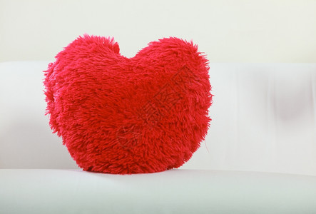 沙发上的心形枕头情人节的爱沙发上红心形枕头图片