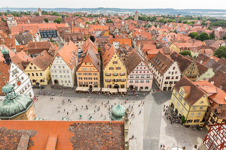 德国巴伐利亚弗朗哥尼市中心罗德堡陶伯历史城镇的空中景象图片