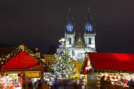 旧城广场圣诞树和童话故事蒂恩夫人教堂在捷克布拉格的魔法城市图片