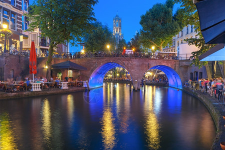 荷兰乌得勒支夜DomTowerandbridge荷兰乌得勒支DomCayalOudegracht蓝色时段夜中彩照明图片