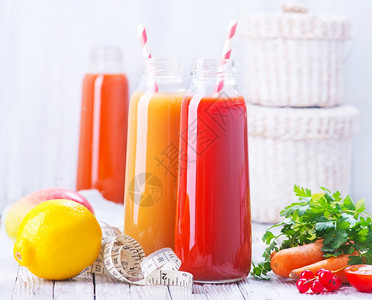 水果汁和装瓶的蔬菜果汁图片