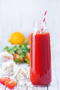 水果汁和装瓶的蔬菜果汁图片