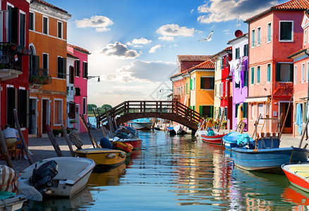 意大利布拉诺街上的桥梁和有色房屋图片