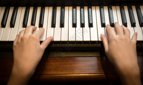 儿童手在钢琴上弹的近视图像图片