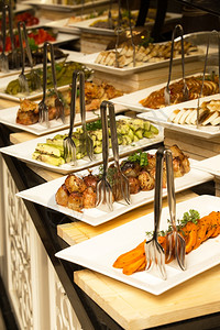 胡萝卜煮自助餐用于沙拉自助餐的各类食物托盘背景