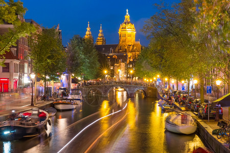 阿姆斯特丹红灯区夜间红灯区DeWallen运河圣尼古拉斯的Basilica和桥荷兰阿姆斯特丹背景