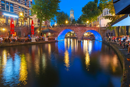 荷兰乌得勒支DomTower和CanalOudegracht在蓝色时段的夜彩照明图片