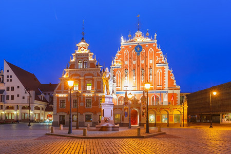 夜间在拉脱维亚里加老城与黑头人之家和圣罗兰雕像的市政厅广场图片
