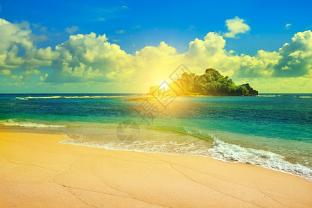 海洋中的岛屿和美丽日出背景图片