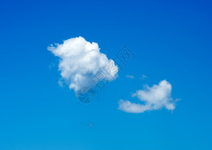清蓝天空背景上的云背景图片
