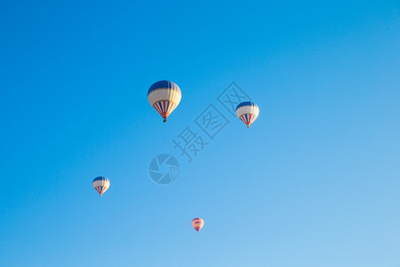 飞过卡帕多西亚山谷的彩热气球图片