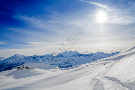 冬季雪覆盖了欧洲的山峰阿尔卑斯冬地景观高清图片