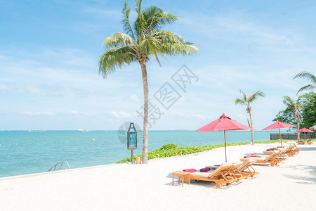 泰国美丽的热带海滩上椅子和雨伞图片