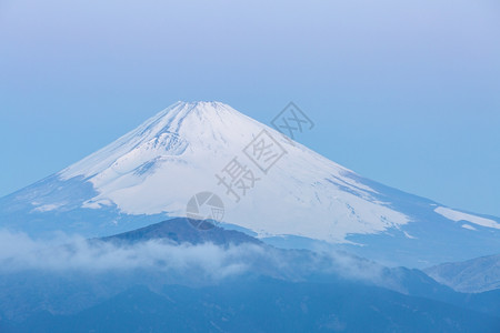 冬天的藤山日出在哈康湖图片