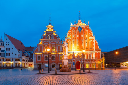 夜间在拉脱维亚里加老城与黑头人之家和圣罗兰雕像的市政厅广场图片