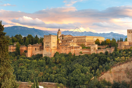 西班牙安达卢亚格拉纳日落时与Comares塔PalaciosNazaries和CharlesV宫连接的Alhambra宫和堡垒建图片