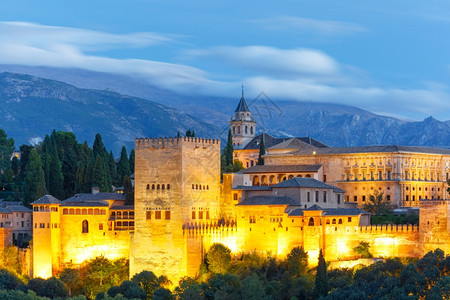 西班牙安达卢亚州格拉纳达夜蓝色时分与Comares塔PalaciosNazaries和CharlesV宫连接的Alhambra宫图片
