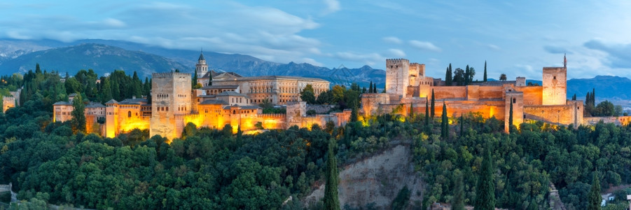 Moorish宫殿全景以及位于西班牙安达卢亚Granada的Alhambra和Comares塔AlcazabaPalaciosN图片