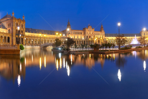 西班牙安达卢亚塞维利班牙广场或埃斯帕纳夜间全景西班牙安达卢亚图片