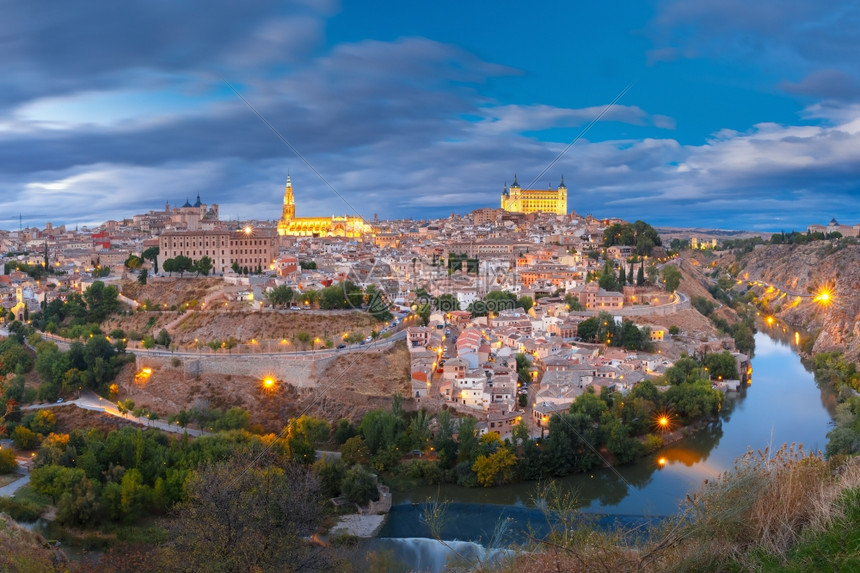 西班牙卡斯蒂利亚拉曼查CastillaLaMancha黄昏时托莱多旧城和塔霍河的全景图片