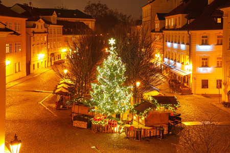 捷克布拉格魔法城市老夜间圣诞树和节日装饰捷克布拉格图片