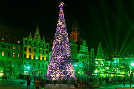 圣诞节树和在波兰罗茨瓦夫的圣诞节晚宴市场广的轻型激光表演图片