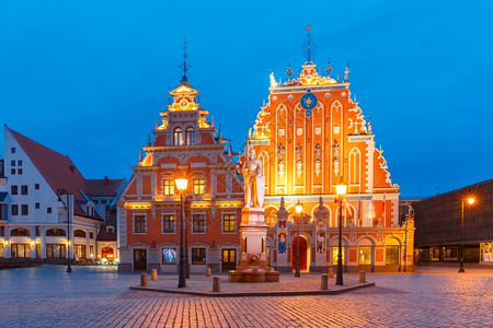 夜深蓝时拉脱维亚里加老城与黑头人之家和圣罗兰雕像的市政厅广场图片