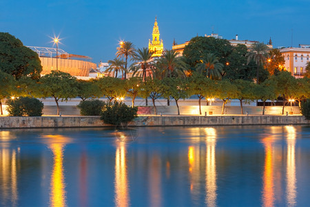 Guadalquivir河的Quayy名为Giralda和Maestranza的著名钟塔晚上蓝色时间西班牙安达卢亚塞维利图片