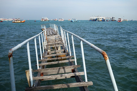 通向泰国巴塔亚海的木桥图片
