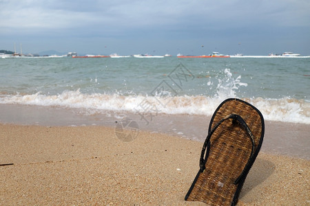 泰国巴塔亚沙滩上的海拖鞋图片