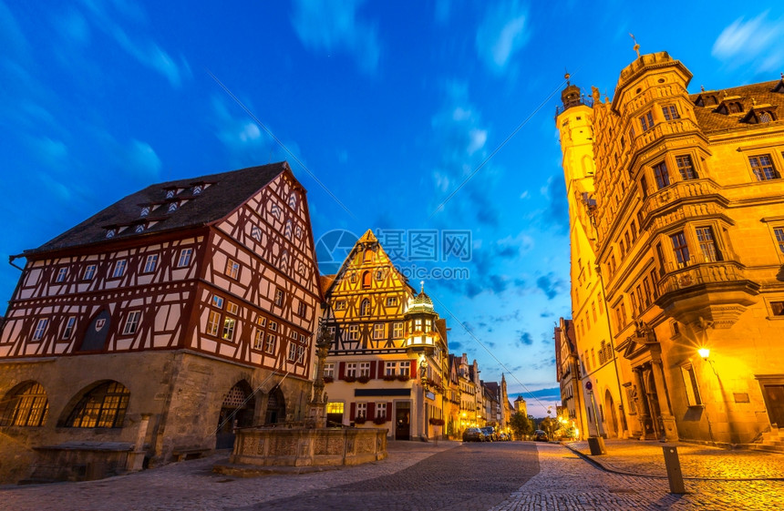 位于德国巴伐利亚佛朗哥弗尼罗德堡的RothenburgobderTauber德国巴伐利亚日落的Rothenburg市历史城镇政厅图片