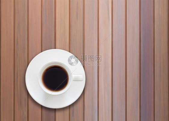白色木背景的新鲜咖啡杯顶端视图图片