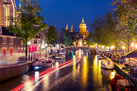 阿姆斯特丹红灯区夜间红灯区DeWallen运河圣尼古拉斯的Basilica和桥梁荷兰阿姆斯特丹背景