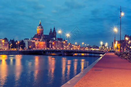 荷兰圣尼古拉斯的阿姆特丹运河桥和巴西利卡的夜景全城市象图片