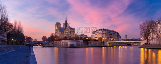 法国巴黎圣母院大教堂的光辉日落图片