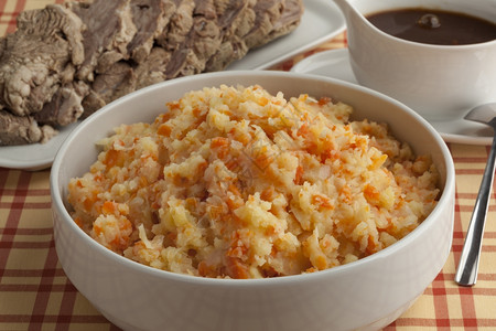 虫草花炖肉汁碗和传统土豆炖肉和汁背景