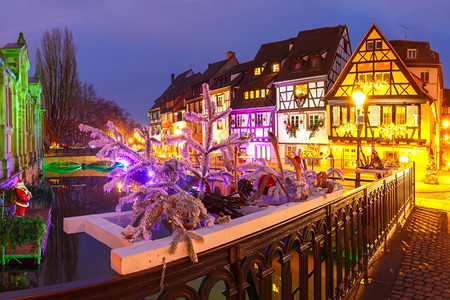 法国AlsaceSetiteVenise古老的Colmar镇传统Alsatian半断层房屋在圣诞节时装饰和照亮图片
