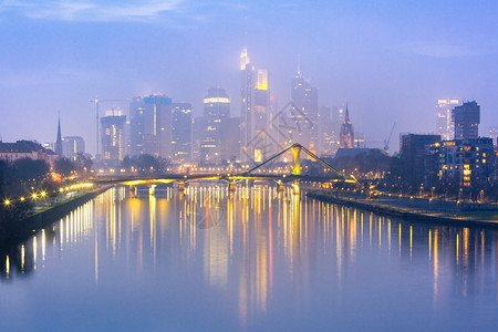 夜色蓝时段的浓雾法兰克福以主天线为的画面与在德国河的镜像反射图片