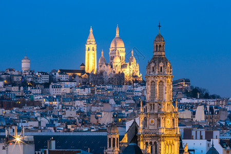 法国巴黎夜总会和圣三一教堂神圣之心CoeurBasilica或Basilica的空中观视法国巴黎图片