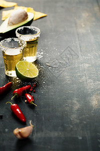 生锈桌上的龙舌兰酒和墨西哥成分图片