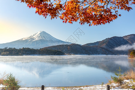 玉龙山秋天在川口子富士山或日本藤川口子湖背景