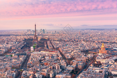 从法国巴黎蒙帕纳斯塔看到在粉色日落时巴黎与埃菲尔铁塔无残疾者和国防商业区之间的巴黎天际线空中全景见法国巴黎蒙帕纳斯塔图片