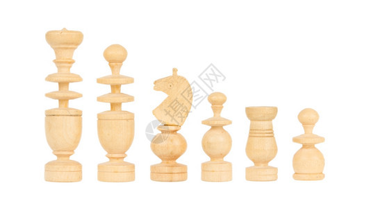 白色背景上孤立的一套旧手雕象棋元件图片