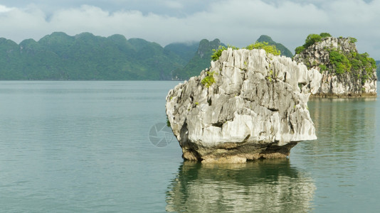 越南哈隆湾的Limestone岩石七个世界奇迹之一图片