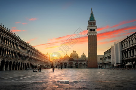 意大利日出时在威尼斯的圣马可广场图片