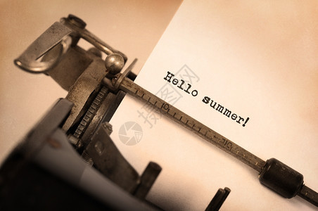 由旧打字机制作的古代打字机你好夏天图片