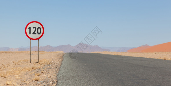 纳米比亚沙漠公路上速度限标志制为120公里或mphmph图片