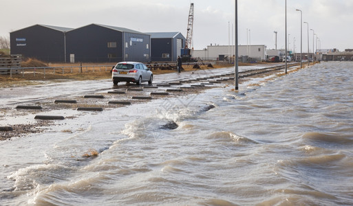 荷兰劳沃苏格2013年月6日杜查沿海工程堤坝极高潮汐一个小港口有淹没的危险图片