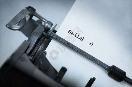 旧式打字机生锈暖黄色过滤器微笑背景图片