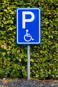 残疾人标志为残疾人关闭一个肮脏的停车标志背景